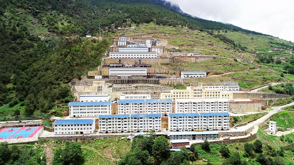 1591061207845316.jpg 雅砻江矿业全景图 摄影:沙马鲁石.jpg